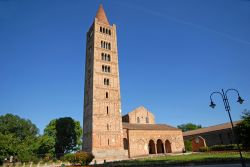 Vista d'insieme della chiesa benedettina di Pomposa e la sua grande torre campanaria in stile romanico