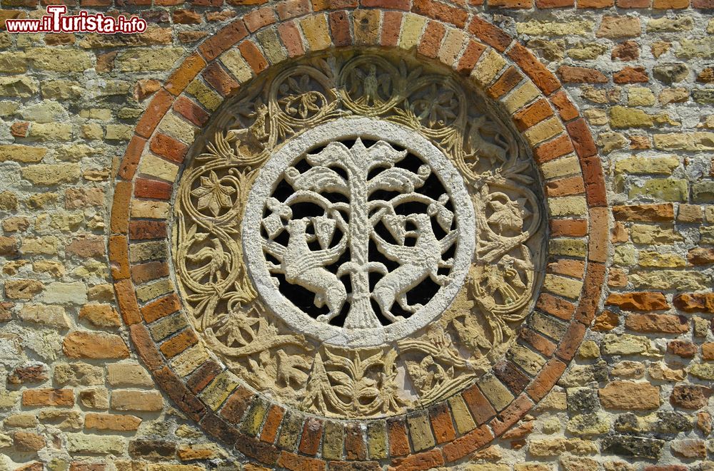 Immagine Un dettaglio del muro esterno dell'Abbazia di Pomposa in Emilia-Romagna
