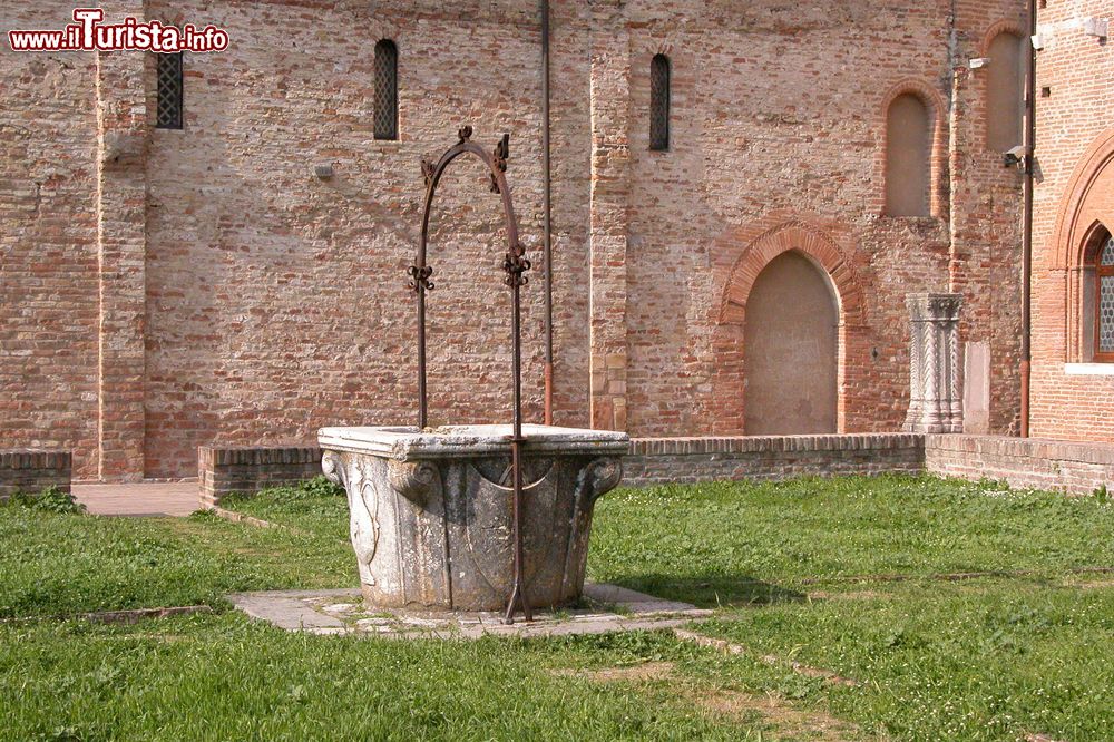 Immagine Un pozzo medievale a fianco della Abbazia di Pomposa, costa ferrarese, Emilia-Romagna