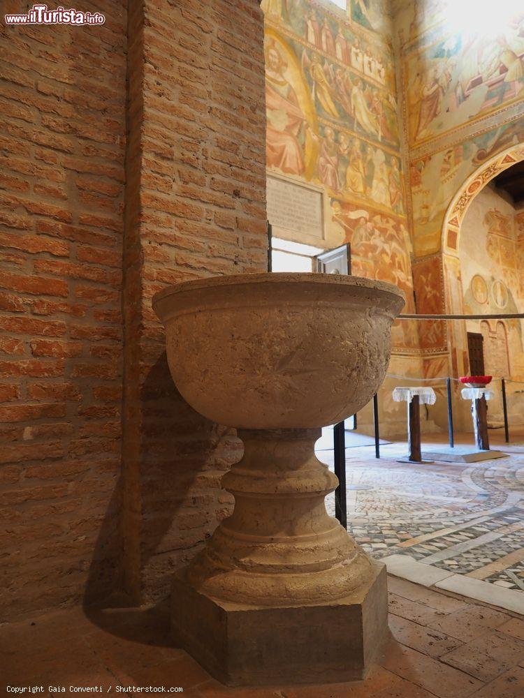 Immagine Visita della chiesa di Pomposa, Cattedrale Romanica eretta dai Monaci Benedettini  - © Gaia Conventi / Shutterstock.com