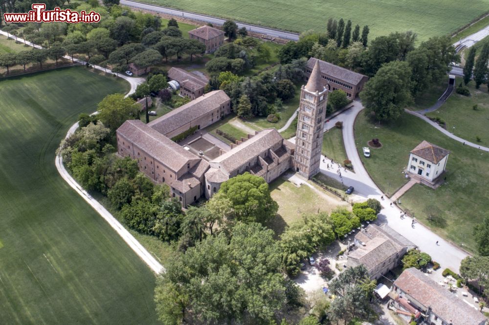 Immagine Vista aerea del complesso architettonico dell'Abbazia di Pomposa in Emilia-Romagna