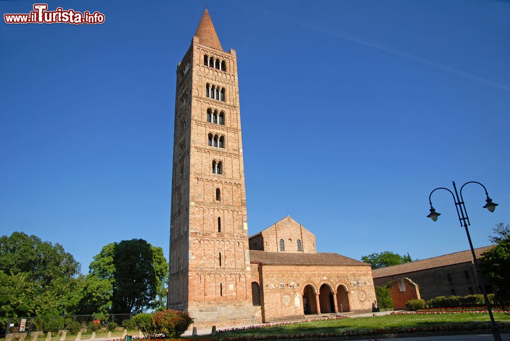 Immagine Vista d'insieme della chiesa benedettina di Pomposa e la sua grande torre campanaria in stile romanico