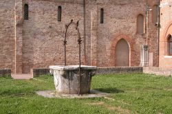 Un pozzo medievale a fianco della Abbazia di Pomposa, costa ferrarese, Emilia-Romagna