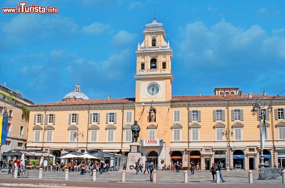 Immagine La Piazza Giuseppe Garibaldi e il Palazzo del Governatore a Parma. - © eFesenko / Shutterstock.com