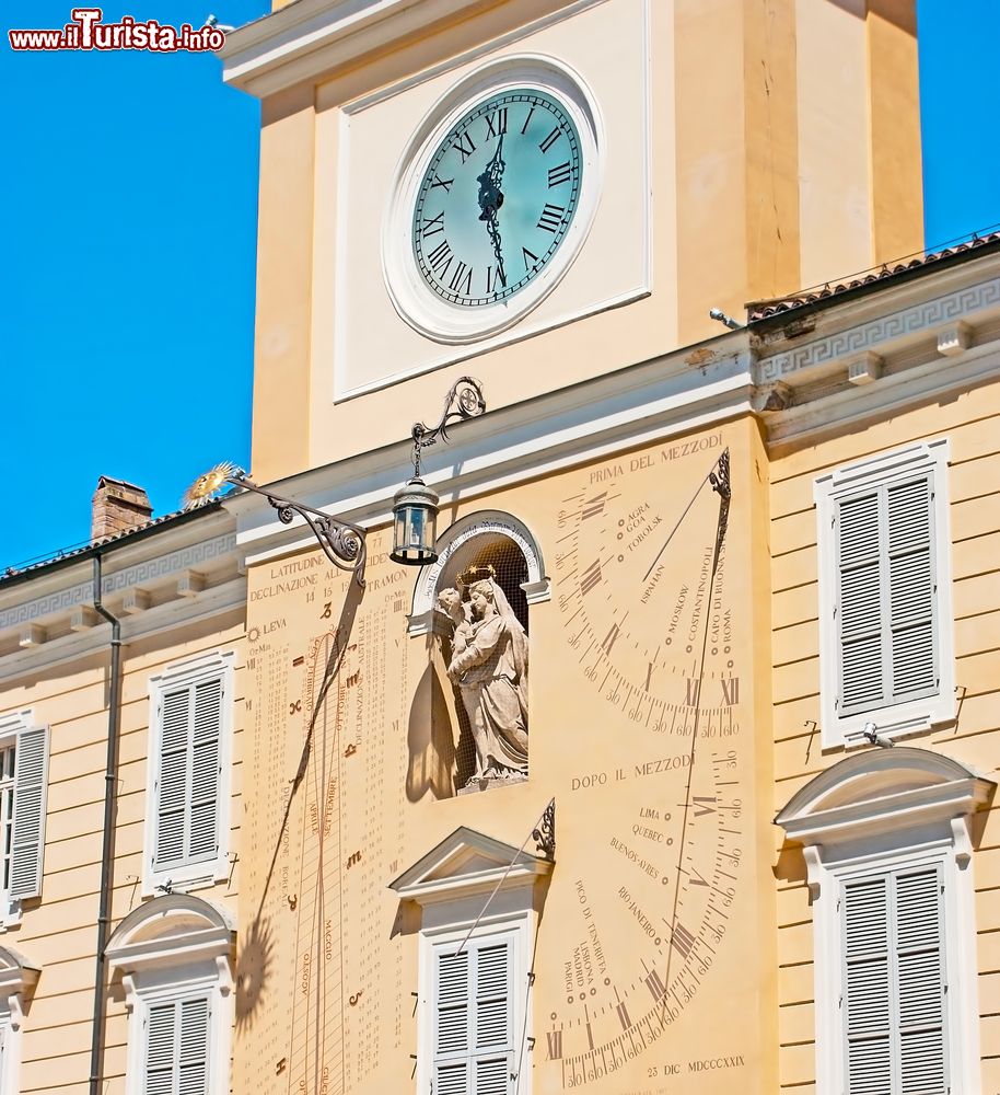 Immagine La Torre dell'orologio della facciata del Palazzo del Governatore in centro a Parma, visibili l'orologio astronomico, le meridiane e l'analemma solare.