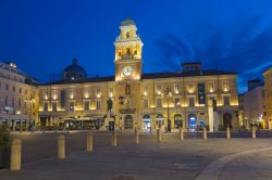 Il Palazzo del Governatore a Parma, forografato alla sera - © Renata Sedmakova / Shutterstock.com