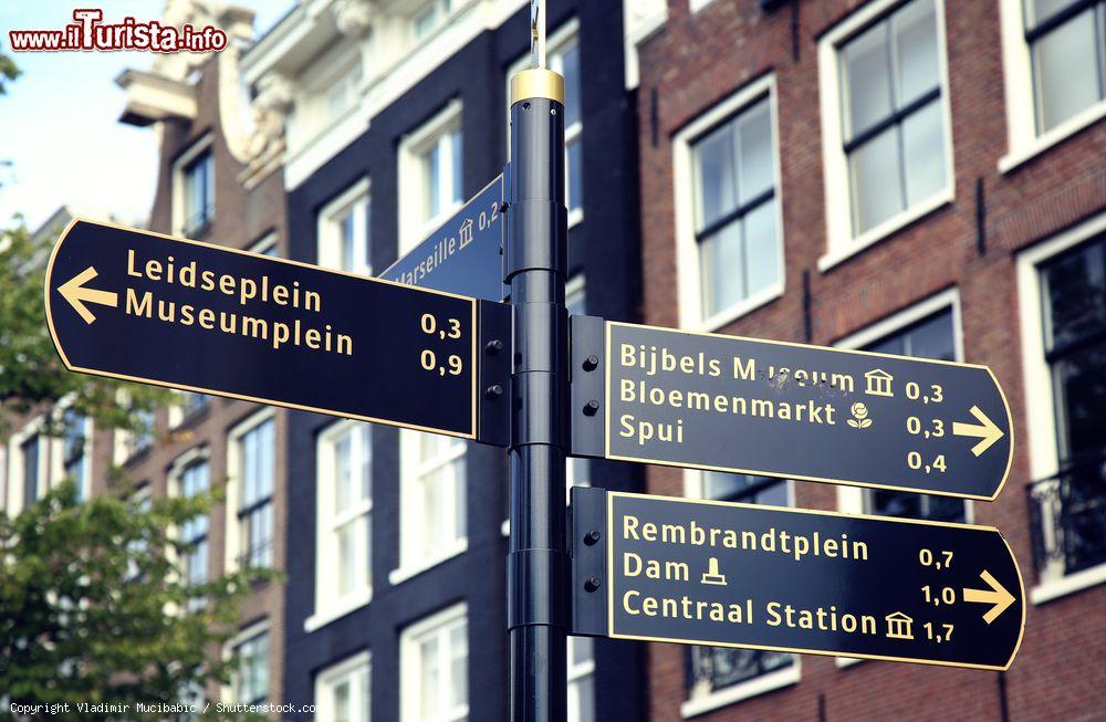 Immagine Indicazioni stradali ad Amsterdam che riportano la direzione per il Museo della Bibbia, il Bijbels Museum - © Vladimir Mucibabic / Shutterstock.com