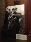 Una fotografia che ritrae Lenin con il suo gatto esposta al Museo dei Gatti di Amsterdam © Andrea Mazza
