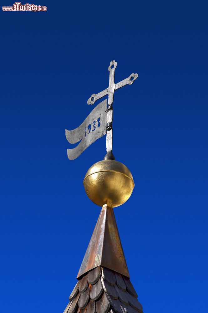 Immagine Dettaglio della croce di una chiesetta al santuario di San Romedio, Trentino Alto Adige.