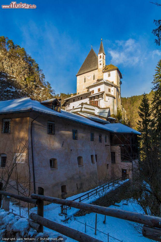 Immagine Il monastero di San Romedio a Sanzeno, Val di Non, Trentino Alto Adige, in inverno - © Luca Mentasti / Shutterstock.com