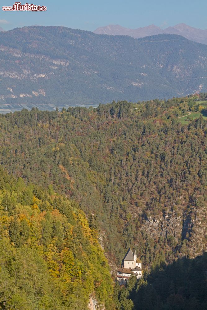 Immagine Il santuario di San Romedio visto dall'alto: è ospitato nella Val di Non, parte nord occidentale della provincia autonoma di Trento.