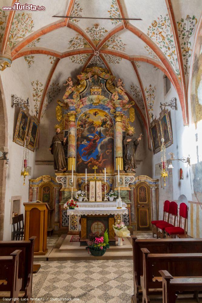 Immagine Interno del monastero di San Romedio con altare e affreschi, località Predaia, Trentino Alto Adige - © Luca Mentasti / Shutterstock.com
