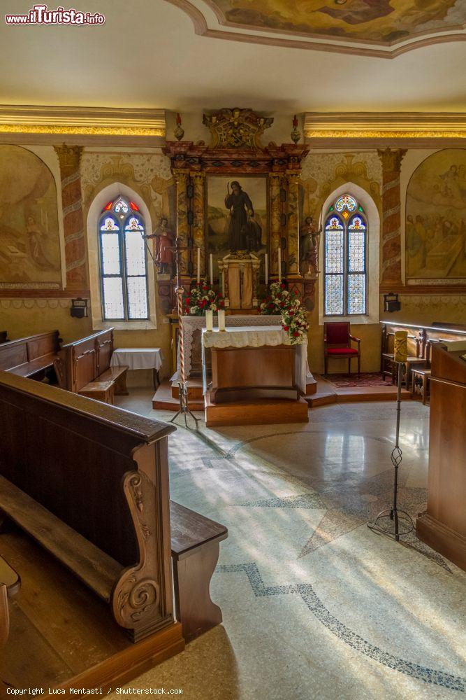 Immagine Interno di una delle chiese al santuario di San Romedio, Trentino Alto Adige - © Luca Mentasti / Shutterstock.com
