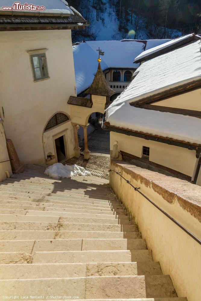 Immagine La scalinata che unisce le 5 chiese del santuario di San Romedio a Predaia, Trentino Alto Adige - © Luca Mentasti / Shutterstock.com