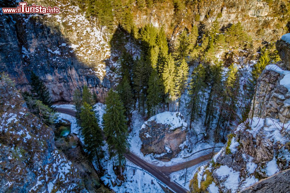 Immagine La vallata che ospita il santuario di San Romedio, Trentino Alto Adige, vista dall'alto in inverno.
