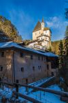 Il monastero di San Romedio a Sanzeno, Val di Non, Trentino Alto Adige, in inverno - © Luca Mentasti / Shutterstock.com