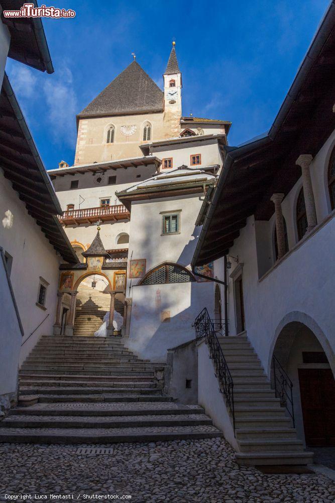 Immagine San Romedio, Sanzeno (Trentino Alto Adige): questo noto luogo di pellegrinaggio è stato costruito su una rupe calcarea alta oltre 70 metri  - © Luca Mentasti / Shutterstock.com