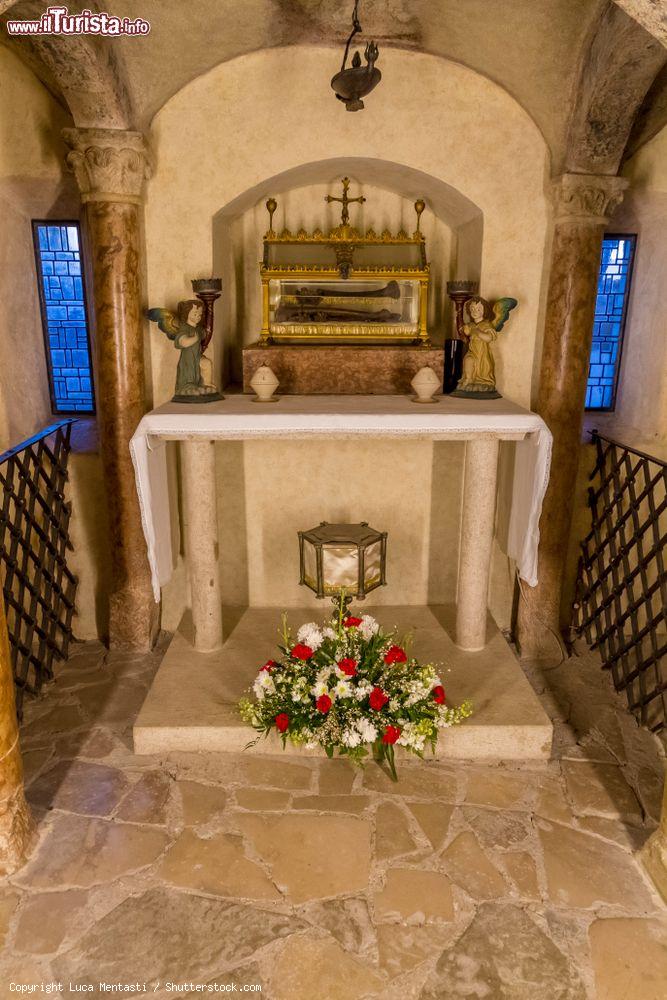 Immagine Un piccolo altare del monastero di San Romedio, Predaia, Trentino Alto Adige - © Luca Mentasti / Shutterstock.com