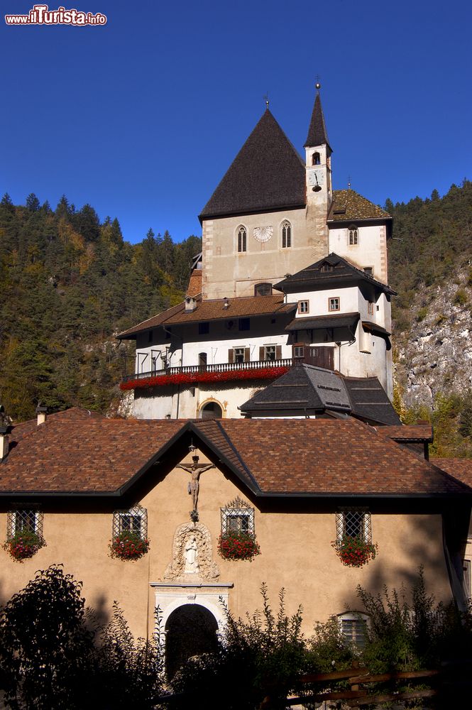 Immagine Un suggestivo scorcio del santuario di San Romedio, località Predaia, provincia di Trento.