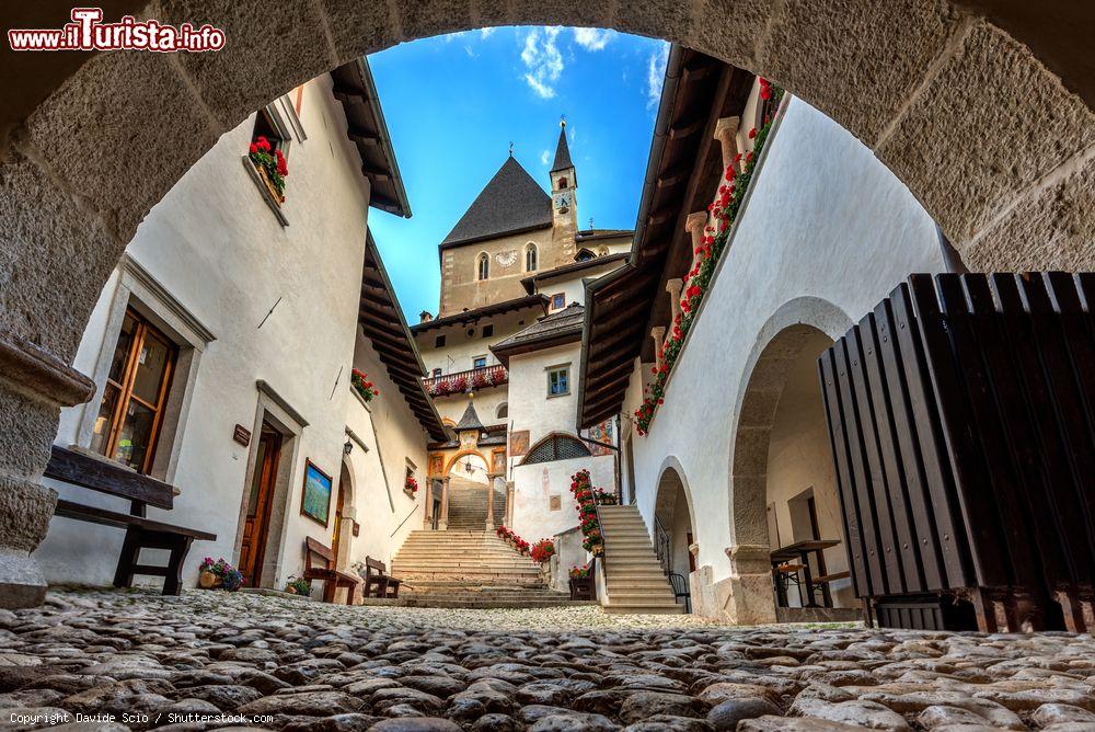 Immagine Una pittoresca veduta del santuario di San Romedio, Predaia, Val di Non - © Davide Scio / Shutterstock.com