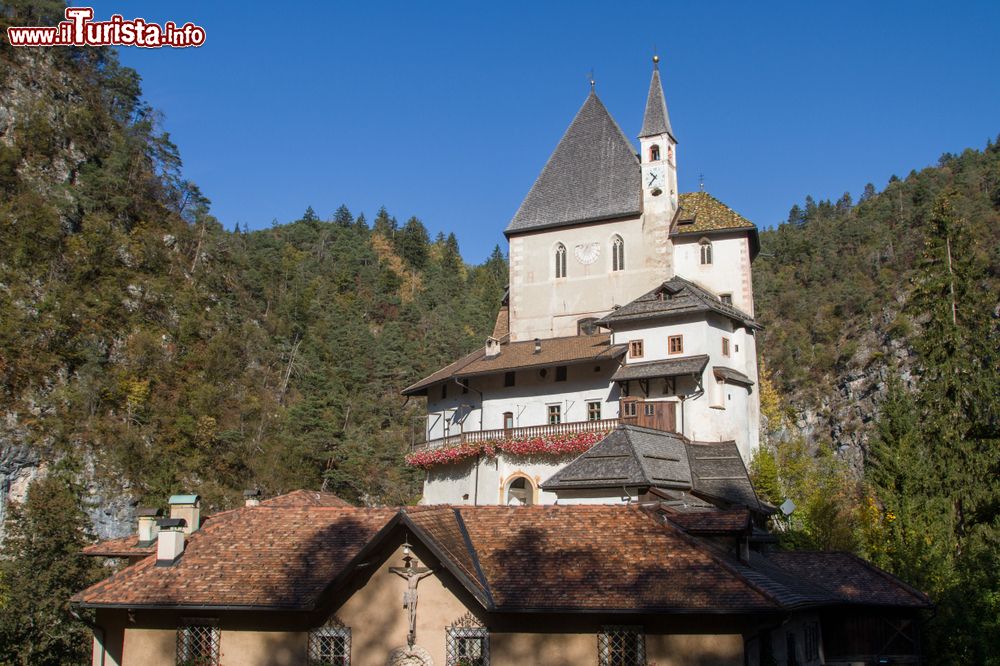 Immagine Uno scorcio del monastero di San Romedio, Val di Non, Trentino Alto Adige. Si tratta di uno dei più interessanti esempi di arte cristiana medievale in Trentino.