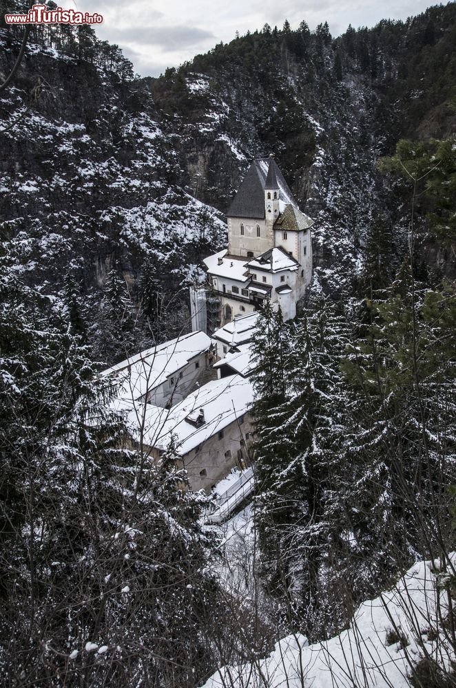 Immagine Veduta del santuario di San Romedio in inverno con la neve, Trentino Alto Adige.