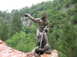 La scultura in bronzo di San Romedio al santuario di Sanzeno, Trentino Alto Adige. Erede di una nobile famiglia bavarese, Romedio visse fra il IV° e il V° secolo.



