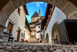 Una pittoresca veduta del santuario di San Romedio, Predaia, Val di Non - © Davide Scio / Shutterstock.com