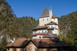 Uno scorcio del monastero di San Romedio, Val di Non, Trentino Alto Adige. Si tratta di uno dei più interessanti esempi di arte cristiana medievale in Trentino.

