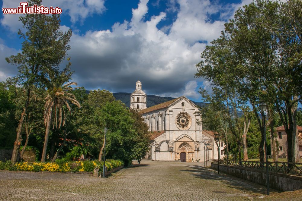 Immagine Il parco del borgo medievale che contiene l'Abbazia cirstencense di Fossanova nel Lazio