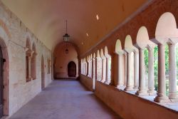 Portico nel chiostro dell'Abbazia di Fossanova a Priverno, provincia di Latina