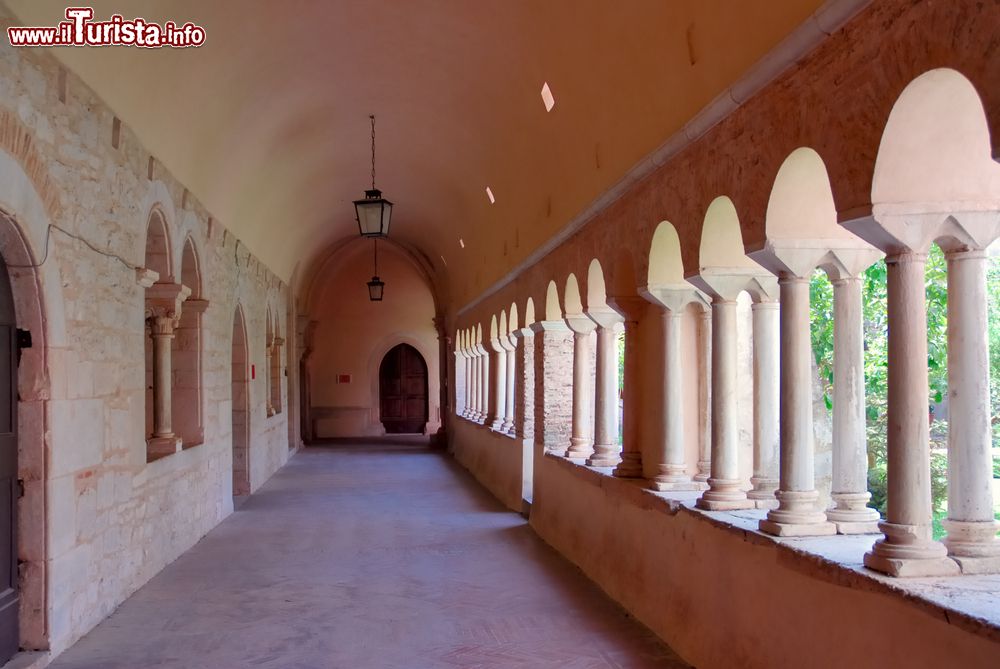 Immagine Portico nel chiostro dell'Abbazia di Fossanova a Priverno, provincia di Latina