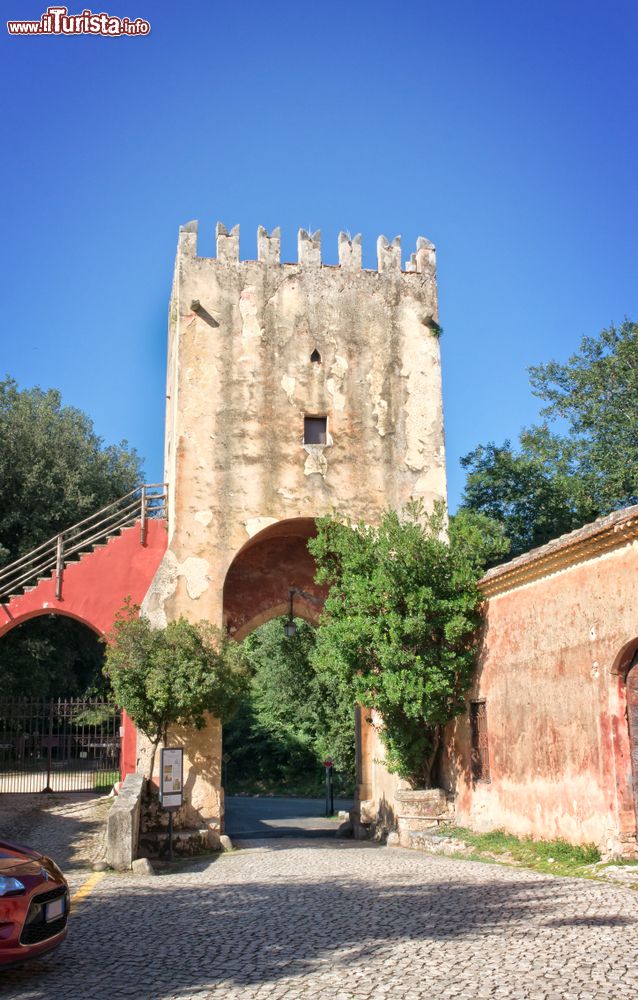 Immagine Una torre fortificata nel borgo della Abbazia di Fossanova nel Lazio