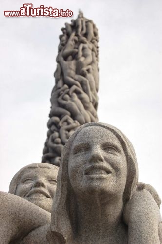 Bambina di Vigeland con obelisco