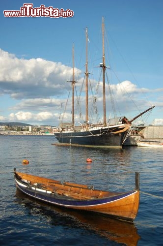 Barche nel fiordo di Oslo