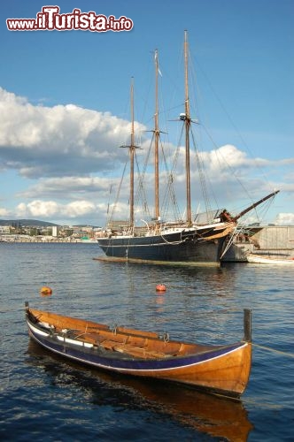 Barche nel fiordo di Oslo