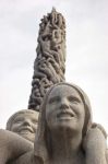 Bambina di Vigeland con obelisco