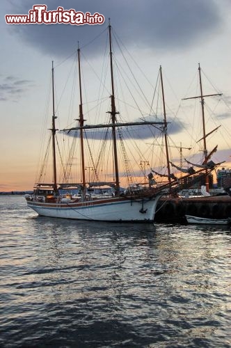 Porto di Oslo al tramonto