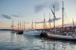 Barche a vela nel porto di Oslo