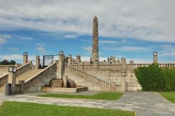 Centro del Vigeland park con obelisco