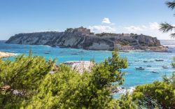 Arcipelago delle Tremiti: panorama verso San Nicola, la bella isola della Puglia in Adriatico