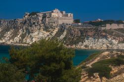 San Nicola fotografata da San Domino: siamo sulle Isole Tremiti, mare Adriatico