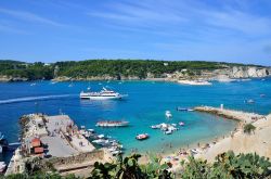 Turisti su una spiaggia dell'Isola di San Nicola, arcipelago delle Tremiti in Puglia - © maudanros / Shutterstock.com