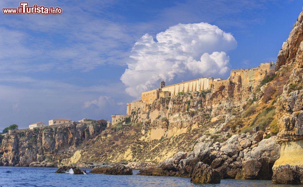 Immagine Un temporale in lontananza fotografato dall'isola di San Nicola, arcipelago delle Tremiti, Italia