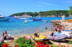 Spiaggia per famiglie con bambini alle Tremiti, Isola di San Nicola - © maudanros / Shutterstock.com