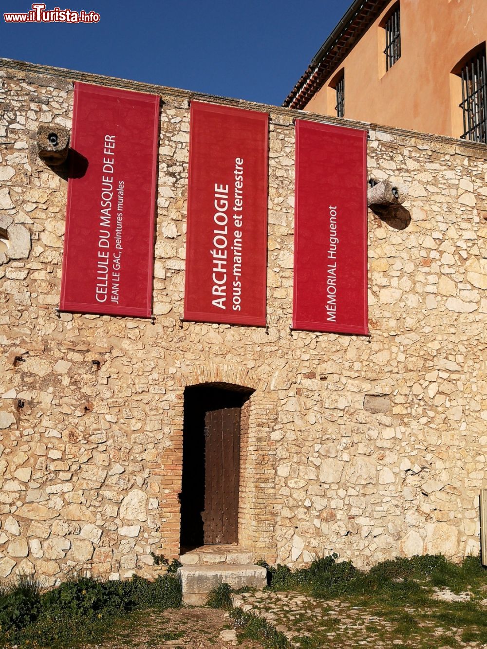 Immagine Il Museo del Mare sull'isola di Sante Marguerite, isole Lerins, Francia: costa al largo di Cannes