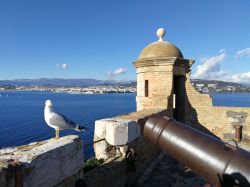 Panorama di Fort Royal, isola di Santa Margherita, sullo sfondo Cannes e la Costa Azzurra della Francia