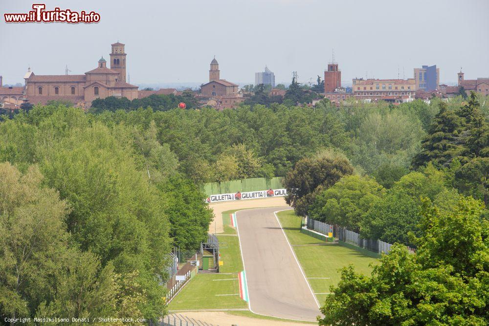 Immagine Il tratto dell'Autodromo Enzo e Dino Ferrari di Imola che immette alla variante del Tamburello e, sullo sfondo, il Duomo di San Cassiano - © Massimiliano Donati / Shutterstock.com