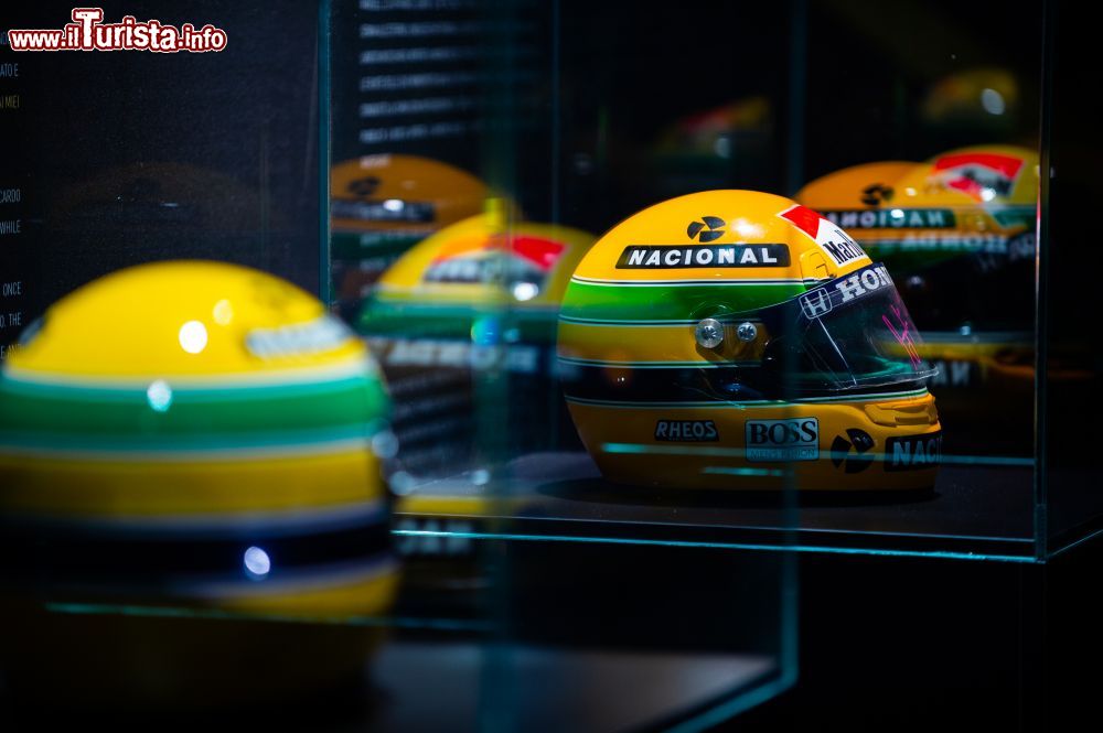 Immagine Il casco di Ayrton Senna al Museo dell'Autodromo di Imola, intitolato a Checco Costa - © MAICC