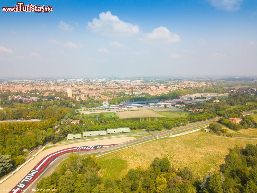 Immagine Imola (Bologna): vista aerea dell'Autodromo Enzo e Dino Ferrari. In primo piano la curva delle Acque Minerali, al centro della foto i box e, sullo sfondo, la città - © PriceM / Shutterstock.com